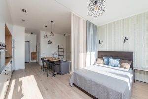 Pocos muebles y de utilidad. 3 ideas para decorar de forma económica y práctica tu casa de vacaciones, segunda recidencia. mimo asesores inmobiliarios Donosti