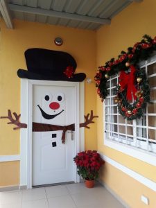 Puerta de entrada de casa en Navidad. Decoración navideña con niños. Consejos blog mimo asesores inmobiliarios Donosti. Inmobiliaria. www.inmomimo.com