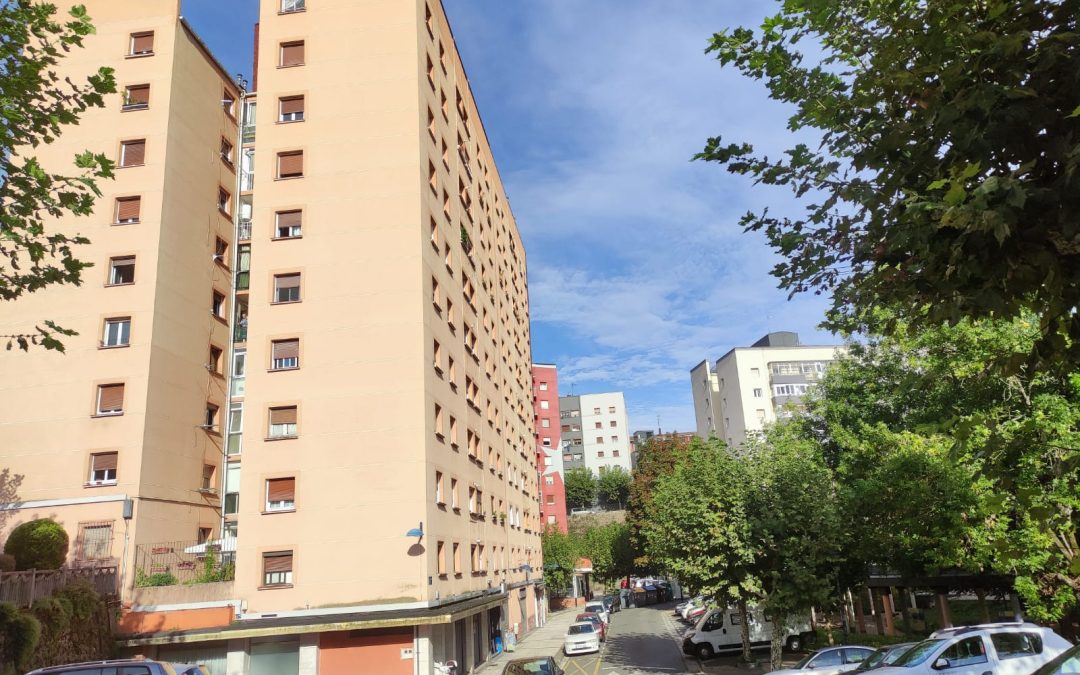 Se vende piso exterior de 3 habitaciones a reformar en Galtzalaborda, Errenteria. Compra tu casa con mimo asesores inmobiliaros Donosti. www.inmomimo.com