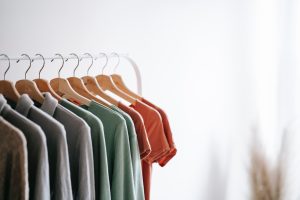 Coloca la ropa. Cómo hacer el cambio de armario de otoño invierno en 5 pasos. Consejos con mimo asesores inmobiliarios Donosti. www.inmomimo.com