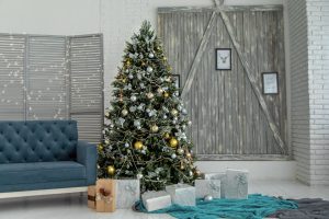 Tendencia de decoración. Árbol de Navidad 2023 artifical con acabado natural. Decora tu casa con mimo asesores inmobiliarios donosti. mimoblog. www.inmomimo.com