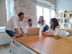 Trabajo interno del equipo mimo asesores inmobiliarios Donosti. Vender mi casa en Donostia. www.inmomimo.com