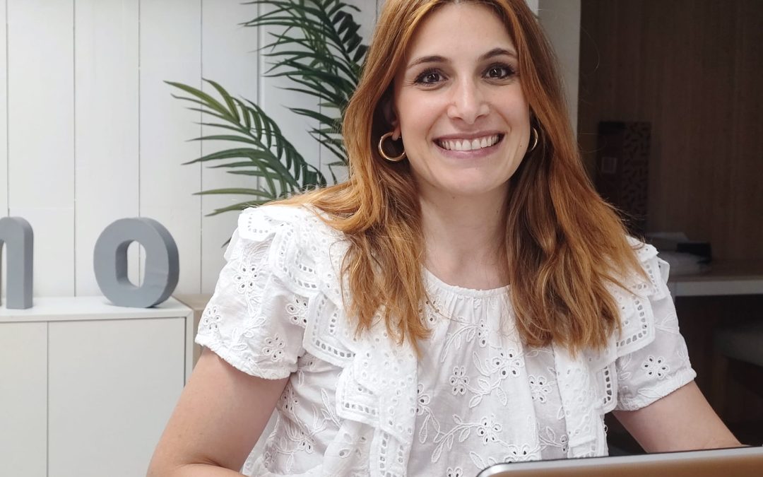 Júlia, asesora inmobiliaria, equipo mimo asesores inmobiliarios Donosti. www.inmomimo.com